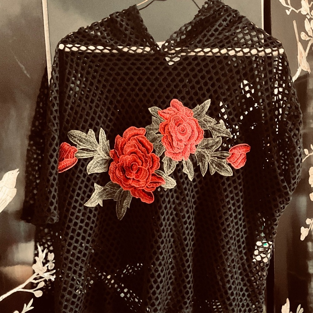 🐼Beautiful black crochet top with large rose applique on front.